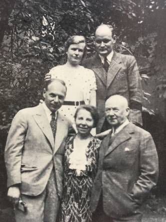 Arthur en Lucy Strauss-Herz (onderaan) met hun zoon Arnold. .jpg