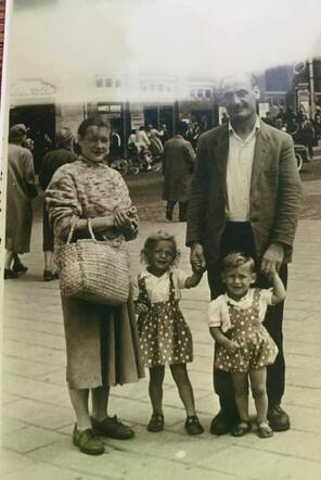 Het nieuwe gezin van Joseph Davids (1956) te Den Haag