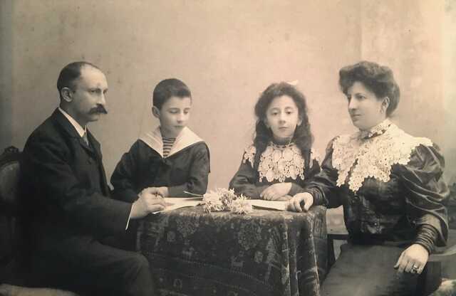 Josua Spinosa-Cattela en Bertha Raap met hun twee kinderen Judith Rosa en Joseph Eduard
