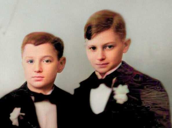 Marcus (Max) Pels (links)  & Philip Pels op het huwelijk van hun tante Marianne de Leeuw - Pels in 1936. 