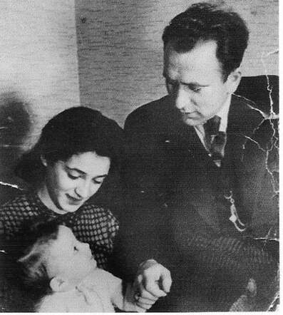 Ellen van Leeuwen-Hoffmann met haar man Arthur en hun dochtertje Anneke, 1941.jpg