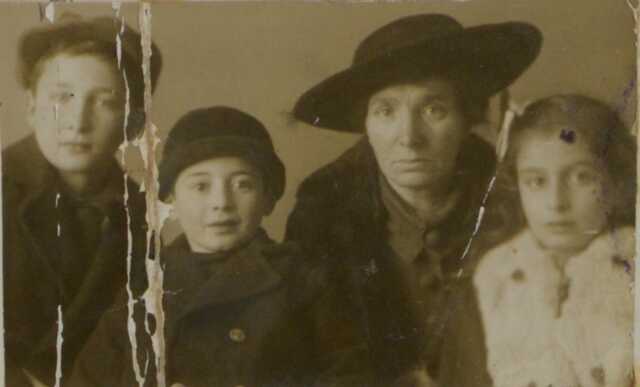 968#13455_001 Moeder en kinderen Rinsky ca 1926.tif