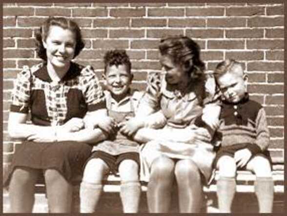 V.l.n.r. mijn tante Truus Stolwijk, Jantje Ruschkewitz, tante Alie Stolwijk en neef Ton van Rossum.