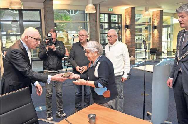 Photo handing over bowl by Mrs. Truus Zonneveld-Kuijs