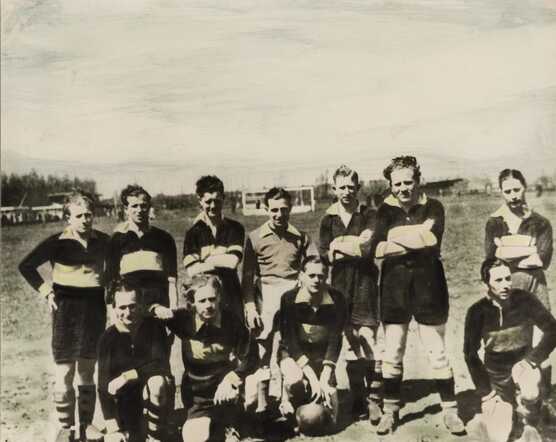 Voetbalelftal De Ooivevaars Den Haag 1939-1940.png