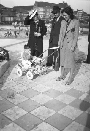 Ruth mit Familie Obersky im Irenepark Amsterdam September 40.