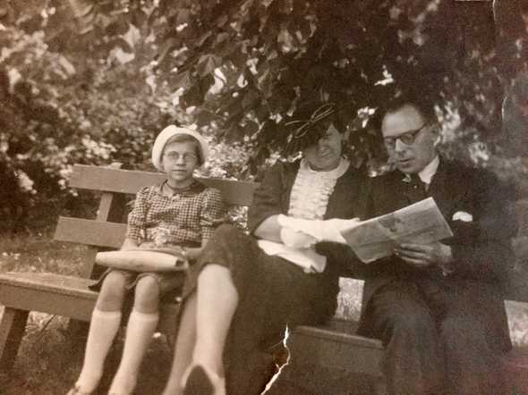 Mozes Bosman met vrouw Emilie en dochter Eva.jpg