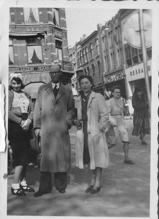 Boekbinder - Plein - with Betty de Leef 1940.jpg