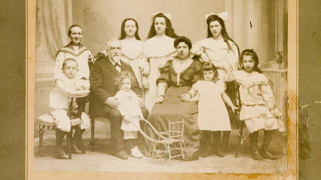 Groepsfoto van de familie de Pinto met Moses de Pinto en Anna de Jongh en kinderen, circa 1907 