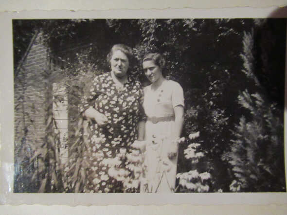 Zipora Pijer-Poons met haar dochter Liesje, 1937
