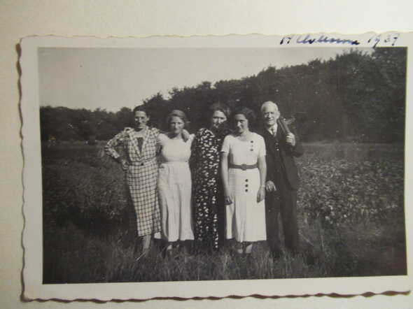 In het midden: Zipora Pijer-Poons ('Sientje'). Tweede van rechts: Elisabeth Pijer-Lobo (overlevende). Rechts: Samuel Pijer.