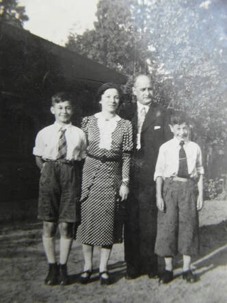 Karel en Johanna met hun zonen Rolf en Harry ca 1936