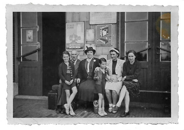 van rechts naar links Roza van Rein, Annie Harschel-Ketellapper, Liesje Harschel, Coba Harschel-Wolf, Sem Harschel en Koosje Harschel één van de laatste foto's.
