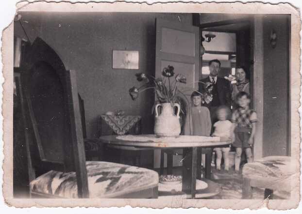 Moszek en Elisabeth Horn met hun kinderen Selma, Jacques en Leo in de Tweede Boerhaavestraat 66 in Amsterdam, ca. 1938, privébezit erven Moszek Horn.tif