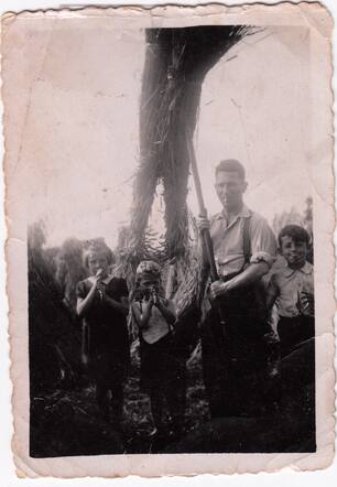 Moszek Horn met zijn kinderen Selma, Jacques en Leo op de boerderij in Emst, ca. 1942, privébezit Moszek Horn.tif
