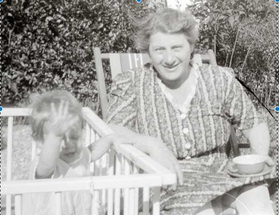 Betsie Luteraan-Goldsteen met kleindochter