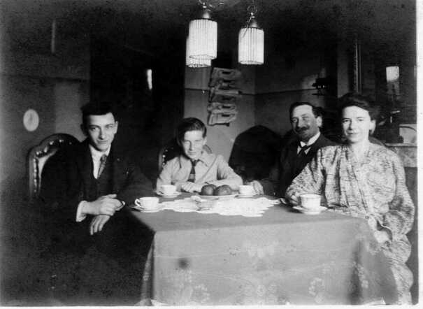 Carolus en Eva van der Lijn-Cohen toen de zoons Leon en Emanuel (Manu) nog thuis woonden
