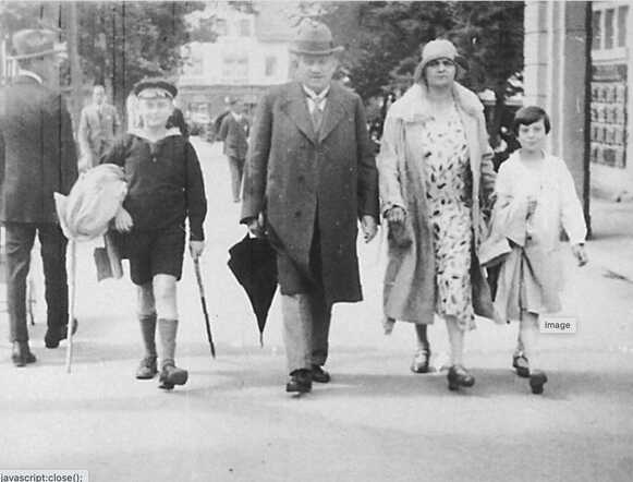 Lili Elisabeth Brück-Natt met haar kinderen Walter en Lotte