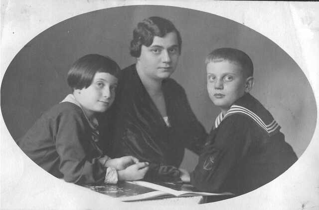 Lili Elisabeth Brück-Natt met haar kinderen Walter en Lotte