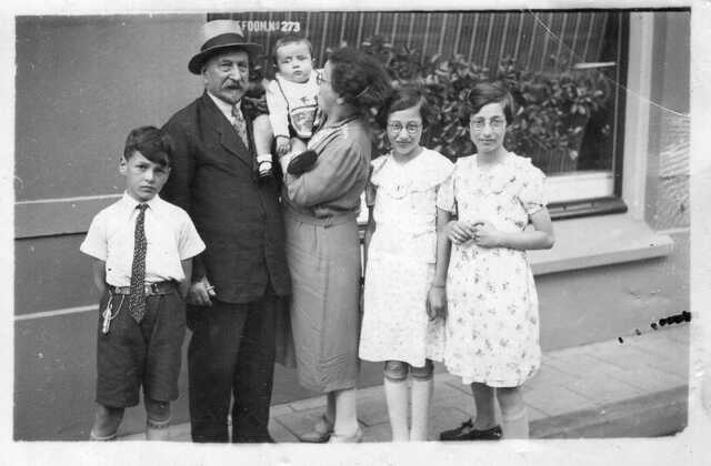 Slager Isaak Cohen met vrouw en kleinkinderen: Jenny Cohen (1927-43), Geertruida Cohen (1928-43) en Isaak Julius Cohen (1930-43) 