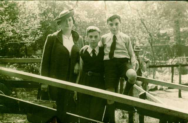 Marie van Moppes-Salomon met zoon David (staand) en zoon Maurits 