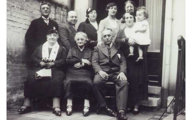 Groepsportret van familieleden van Samuel Henri Englander, gemaakt in 1923 in de Kazernestraat 10, Amsterdam .png