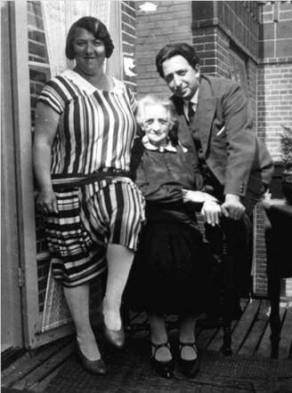 Samuel Henri Englander met zijn vrouw Judith Biet en zijn moeder op het balkon van de woning van zijn moeder in de Kazernestraat, ca. 1930-1935. .png