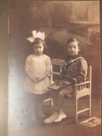 Jeugdfoto van Elisabeth Pijer met haar broer Bram (Abraham Pijer)
