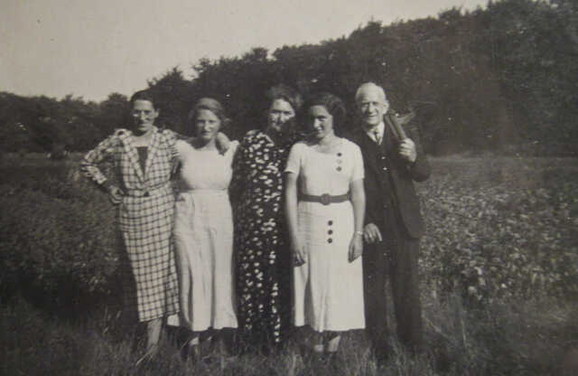 Elisabeth Jessurum Lobo-Pijer, tweede van rechts, in 1937 tussen haar ouders.  Tweede van links haar vriendin Regina van Kreveld