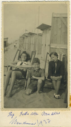 V.l.n.r. (mijn moeder) 'Bep (de Bruijn), Robbie Alter en Mevrouw (sara) Alter' Wenduine 1937