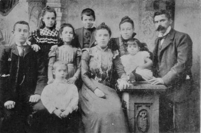 De familie van Leentje Lam en Emanuel Cohen in 1898 of 1899.