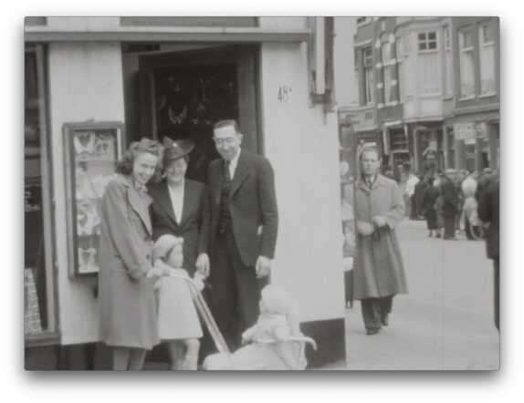 Barend Sander de Groot, zijn vrouw Eva, het kindermeisje (naam onbekend) en de twee dochters Anna en Theodora de Groot.