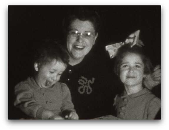 Eva met haar dochters Anna en Theodora (1941)
