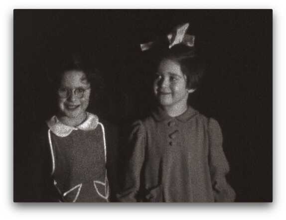 Wie is dit meisje? Ze staat naast Anna Theodora de Groot (rechts)