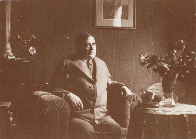 De heer J.M. Boas, makelaar, zittend op een stoel in een huiskamer, 1923. Collectie Joods Historisch Museum.