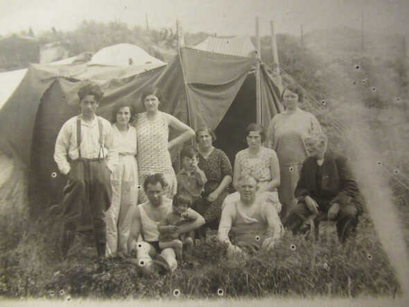 Roosje bij haar vader Godschalk op schoot. Achter hen: grote broer Machiel. Oudere man helemaal rechts: Roosjes opa Salomon