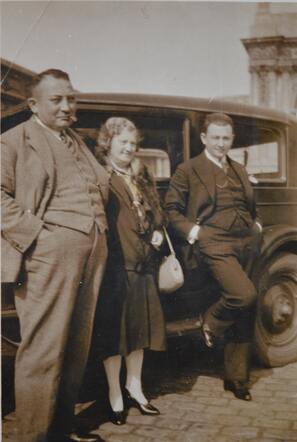 Jetje Frankenhuis-Maas, haar man Samson (Sally) Frankenhuis en haar zoon Dienant  rond 1930 op reis in België