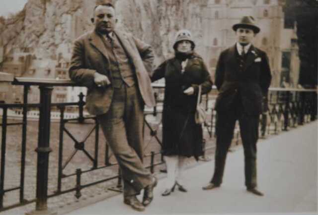 Jetje Frankenhuis-Maas, haar man Samson (Sally) Frankenhuis en haar zoon Dienant  rond 1930 op reis in België