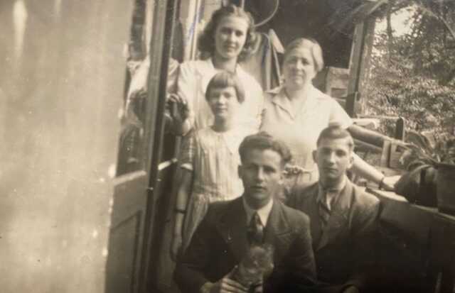 Rechts Julia Kleef-Bollegraf met linksonder Rosa Alida, vooraan Markus Maniel en helemaal rechts Louis Jabob Wollie.