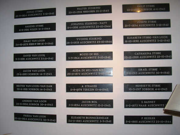 Namenwand in de voormalige synagoge te Bergen op Zoom