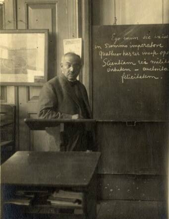 De vader van Salomon Slijper, Dr. E. Slijper in zijn klaslokaal van het Utrechts gymnasium.jpg
