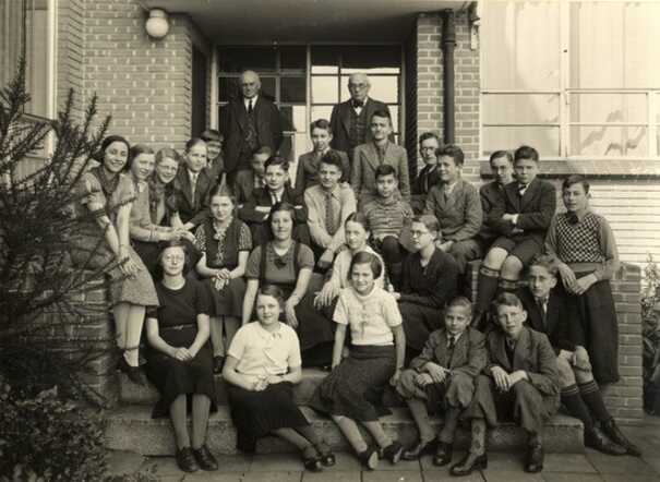 De vader van Salomon Slijper, Dr. E. Slijper met klas 2 van het Utrechts gymnasium_jaar onbekend.jpg