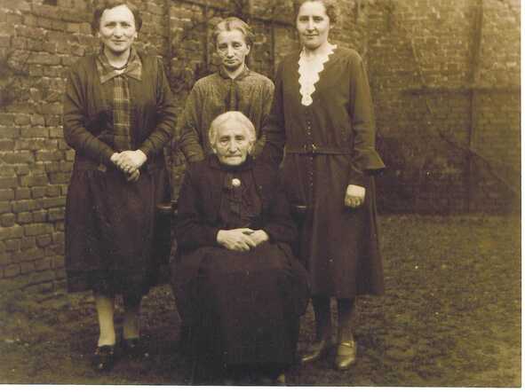 Bertha, Josephine en Hedwig achter hun moeder