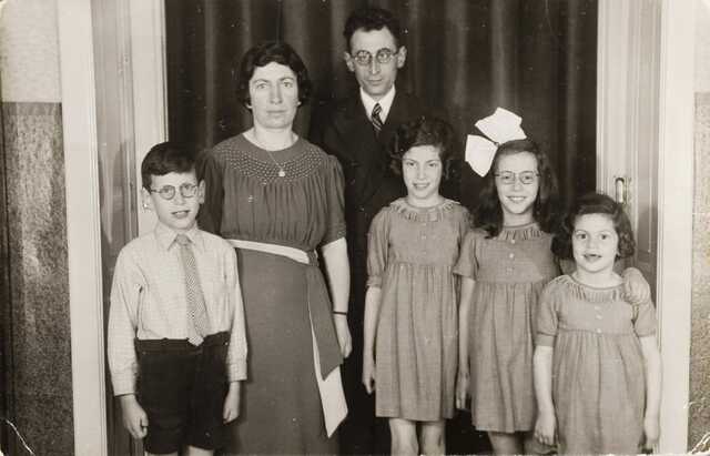 	vlnr: Jacob Bloemkoper, Sara Dina Bloemkoper-van Gelder, Abraham Bloemkoper, Carolina Bloemkoper, Lea Bloemkoper, Clara Suzanna Bloemkoper. 