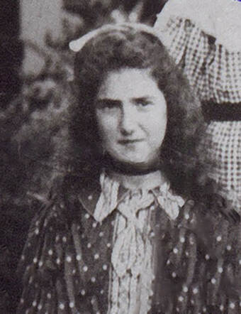 Helena Menco ongeveer 12 jaar, rond 1905.jpg