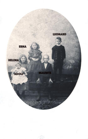 Pa familiefoto Adolf, Lena, Erna, Maurits, Leonard Menco, bewerkt met namen.jpg