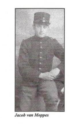 Jacob in legeruniform.JPG