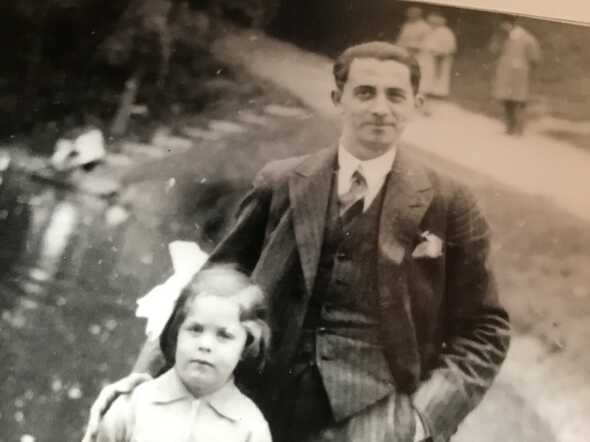 Simon Swaalep met zijn dochter Rosalie in 1934