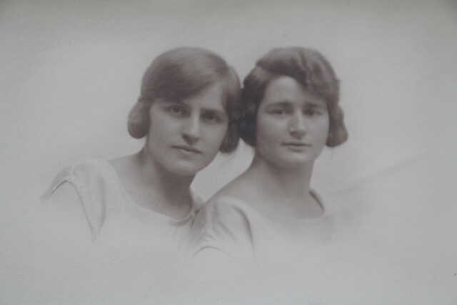 Margaretha en Annie Haagens - Roos