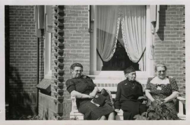Bertha_Boers-Haagens moeder_Clara_Haagens-Drielsma Adriana_Hartogs-Haagens JM.png